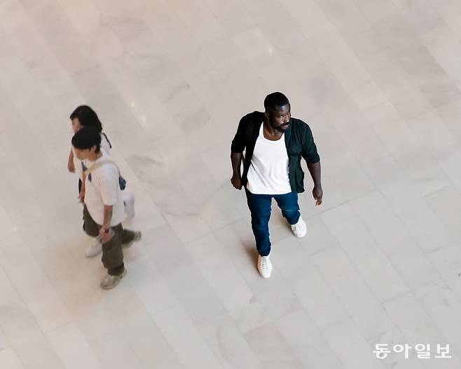 “Person(사람)”을 입력했더니 위에서 바라본 각도와 비슷한 행인이 등장했다. 하지만 기존 행인들에 비해 선명해서 합성한 티가 많이 났다. 이한결 기자=always@donga.com