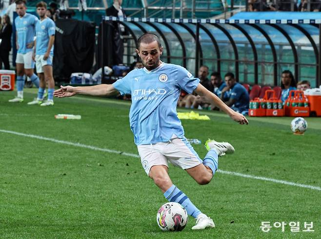 같은 경기에서 베르나르두 실바 선수가 축구공을 차는 모습. 이한결 기자=always@donga.com