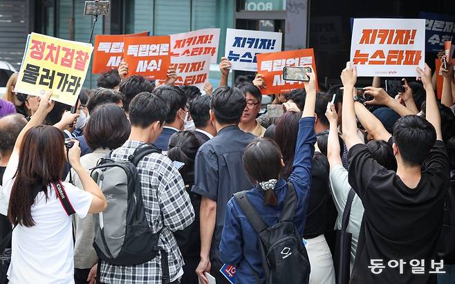 서울중앙지방검찰청 대선 개입 여론 조작 사건 특별수사팀이 14일 오전 서울 중구 뉴스타파 본사 앞에서 직원들과 충돌하며 압수수색을 위해 건물 안으로 들어가고 있다. 박형기 기자 oneshot@donga.com