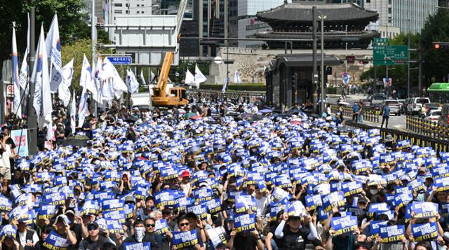 철도노조 조합원들이 14일 오후 서울역 인근에서 총파업 출정식을 하고 있다. 서재훈 기자