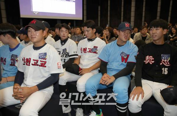 2024 KBO 신인 드래프트가 14일 오후 서울 중구 웨스틴조선호텔 그랜드볼룸에서 열렸다. 김택연(인천고,맨왼쪽) 황준서(장충고,맨오른쪽)가 자리에 앉아있다. 정시종 기자 capa@edaily.co.kr