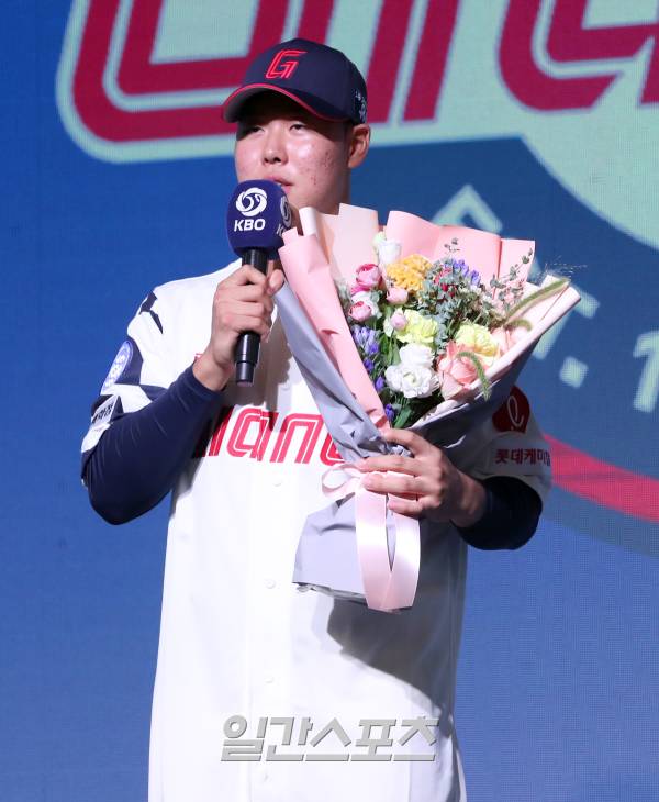 2024 KBO 신인 드래프트가 14일 오후 서울 중구 웨스틴조선호텔 그랜드볼룸에서 열렸다. 롯데에 지명된 전미르가 소감을 얘기하고있다. 정시종 기자 capa@edaily.co.kr