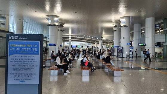 철도노조가 파업 첫날인 14일 오전 대전역에 열차 운행 중지를 알리는 안내문이 붙어 있다. 신진호 기자