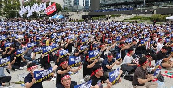 철도노조 조합원들이 14일 부산역 앞에서 열린 총파업 출정식에서 구호를 외치고 있다. 송봉근 기자