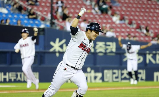 2-2 동점이던 9회 말 2사 2, 3루에서 끝내기 안타를 때려낸 두산 주장 허경민. 연합뉴스