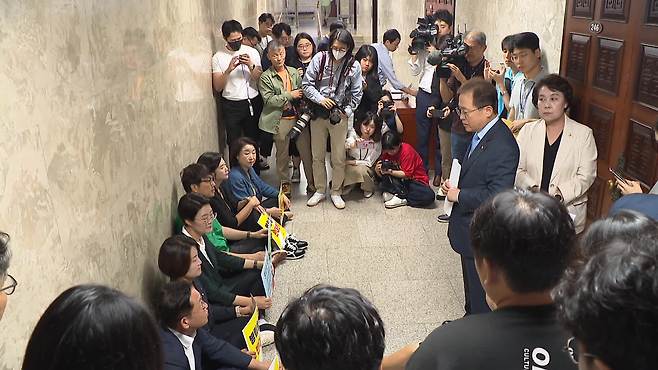 민주당 의원총회장 앞에서 야4당 연좌농성 중인 의원 등과 민주당 송기헌 원내수석부대표