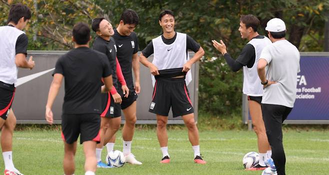 아시안게임 축구대표팀 주장 백승호(가운데)를 비롯한 선수들이 14일 파주트레이닝센터에서 훈련 도중 대화를 나누고 있다. 연합뉴스