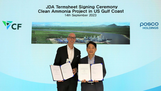 Cho Ju-ik, right, head of hydrogen business at Posco Holdings, takes a photo with Chris Bohn, chief financial officer of CF Industries after signing an agreement on Thursday. [POSCO HOLDINGS]