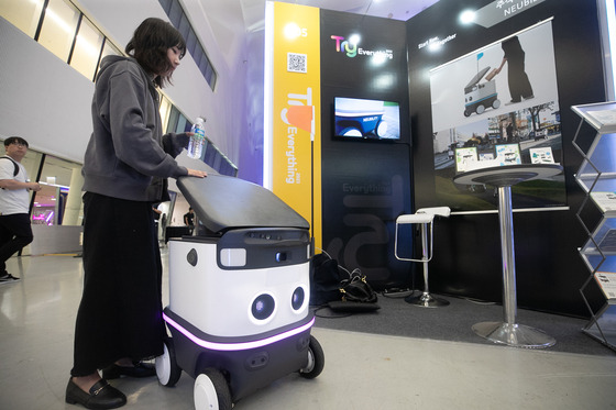 A self-driving robot equipped with a camera is displayed at Try Everything 2023 — a global startup fair attended by some 1,500 startups and 150 investors from home and abroad — held at the Dongdaemun Design Plaza in Jung District, central Seoul, on Thursday. [NEWS1]