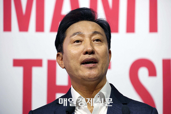 Seoul Mayor Oh Se-hoon announces at the World Knowledge Forum held in Seoul on Sep 13. [Photo by Han Joo-hyung]