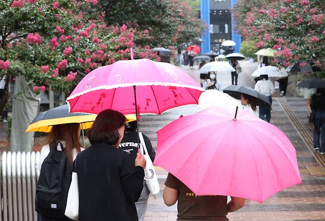 서울 용산구 숙명여대 인근에서 시민들이 우산을 쓰고 걸어가고 있다. [사진 출처 = 연합뉴스]