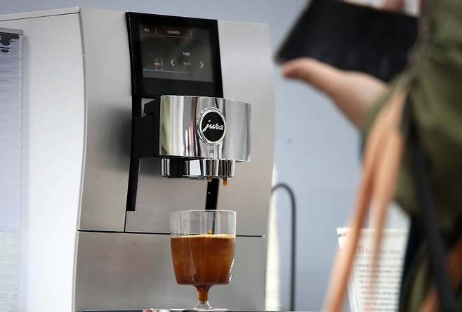 [서울=뉴시스] 김선웅 기자 = 5일 서울 강남구 코엑스에서 열린 올해 상반기 최대 규모 커피전문전시회 2023 서울커피엑스포에서 다양한 커피 및 각종 용품이 전시 및 소개되고 있다. 오는 8일까지 진행되는 2023 서울커피엑스포에서는 커피를 비롯한 다양한 관련 용품과 커피산업의 트렌드를 한 곳에서 만날 수 있다. 2023.04.05.