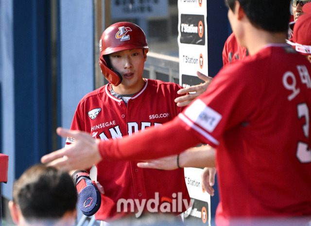 득점 후 하이파이브하는 최지훈./잠실=곽경훈 기자 kphoto@mydaily.co.kr