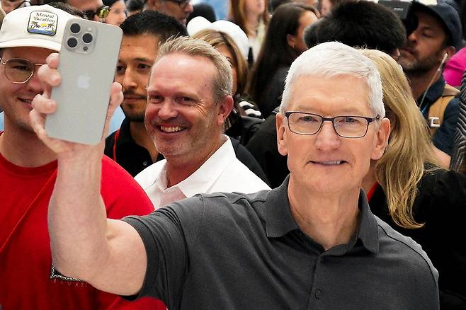팀 쿡 애플 최고경영자가 12일(현지시간) 미국 캘리포니아주 쿠퍼티노에 있는 애플파크에서 새로 출시된 아이폰15 프로 모델을 들고 있다. 애플은 이날 행사를 열고 아이폰15 시리즈와 애플워치 등 신제품을 선보였다. [연합]