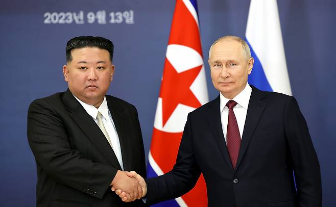 김정은 북한 국무위원장이 이번 러시아 방문에서 과거와 다른 존재감을 과시했다. 사진은 지난 13일 러시아 아무르주 보스토치니 우주기지에서 정상회담을 진행한 김정은 위원장과 블라디미르 푸틴 러시아 대통령. [UPI]