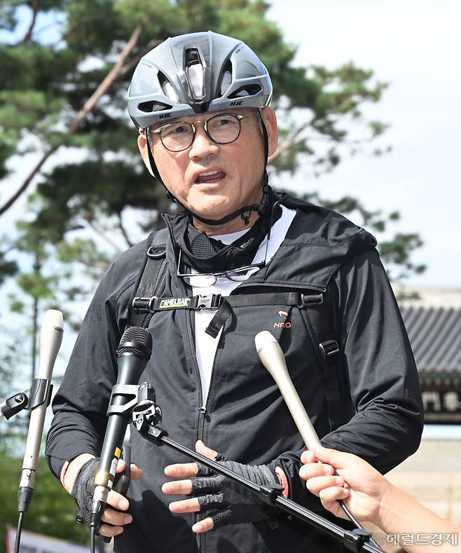 유인촌 문화체육관광부 장관 후보자가 14일 서울 종로구 모처에 마련된 인사청문회 준비 사무실로 첫 출근을 하며 취재진의 질의에 답하고 있다. 임세준 기자
