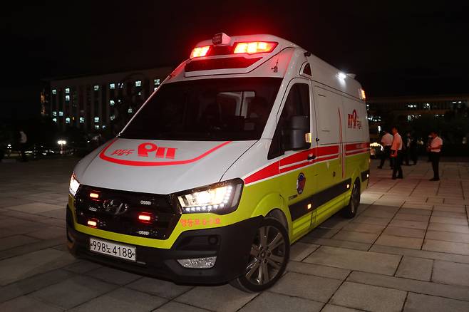 14일 국회 본청 앞에 설치된 더불어민주당 단식 농성장에서 한 시민이 휘두른 흉기에 경찰이 다치는 사건이 발생했다. 다친 경찰을 태운 구급차가 병원으로 향하고 있다. [연합]