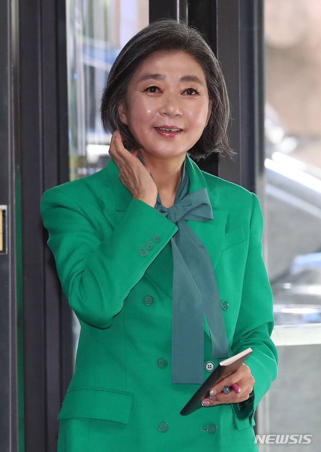 [서울=뉴시스] 김선웅 기자 = 김행 여성가족부 장관 후보자가 14일 서울 서대문구 한국청소년활동진흥원에 마련된 인사청문회 준비 사무실로 출근하고 있다. 2023.09.14. mangusta@newsis.com