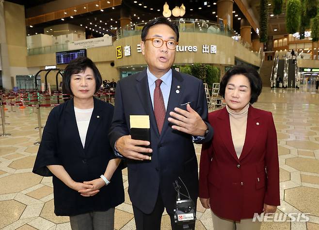 [서울=뉴시스] 김명년 기자 = 국회 한일의원연맹 회장인 국민의힘 정진석 의원이 14일 서울 강서구 김포공항 국제선 청사에서 '제44차 한일·일한의원연맹 합동총회' 참석을 위해 일본으로 출국하기 전 취재진의 질문에 답하고 있다. 2023.09.14. kmn@newsis.com