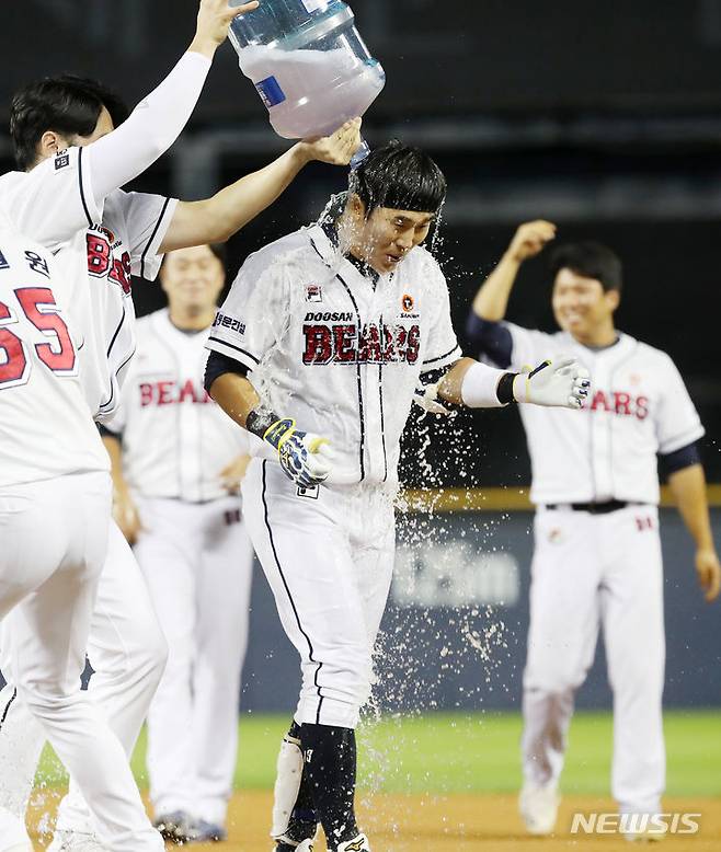 [서울=뉴시스] 김진아 기자 = 14일 서울 잠실야구장에서 열린 2023 KBO 리그 SSG 랜더스 대 두산 베어스 경기, 9회말 2사 2,3루 두산 허경민이 SSG 서진용을 상대로 끝내기 안타를 친 후 동료들의 축하를 받고 있다. 두산이 3:2로 승리. 2023.09.14. bluesoda@newsis.com