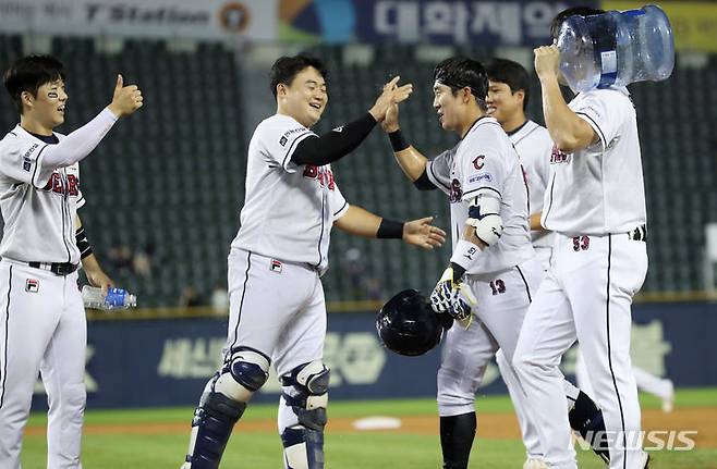 [서울=뉴시스] 김진아 기자 = 14일 서울 잠실야구장에서 열린 2023 KBO 리그 SSG 랜더스 대 두산 베어스 경기, 9회말 2사 2,3루 두산 허경민이 SSG 서진용을 상대로 끝내기 안타를 친 후 동료들의 축하를 받고 있다. 두산이 3:2로 승리. 2023.09.14. bluesoda@newsis.com