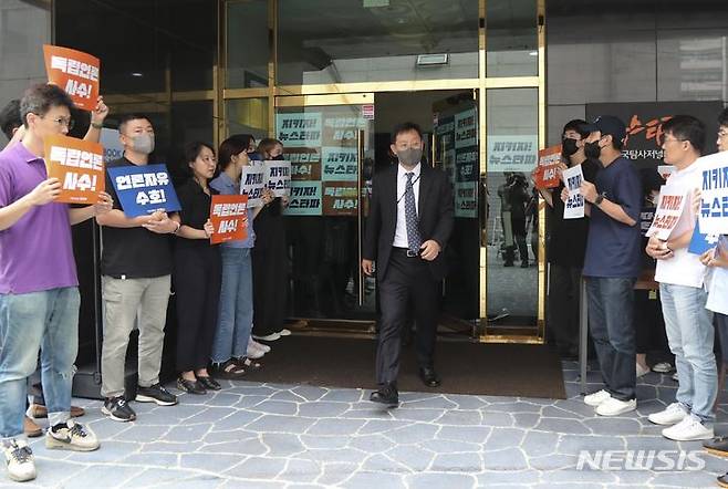 [서울=뉴시스] 김근수 기자 = 서울중앙지방검찰청 '대선 개입 여론 조작 사건' 특별수사팀 관계자들이 14일 서울 중구 뉴스타파 본사 압수수색을 마치고 밖으로 나오고 있다. 2023.09.14. ks@newsis.com