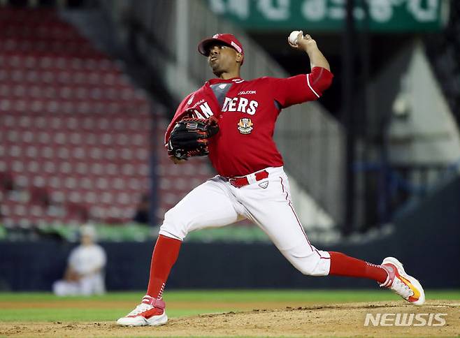 [서울=뉴시스] 김진아 기자 = 14일 서울 잠실야구장에서 열린 2023 KBO 리그 SSG 랜더스 대 두산 베어스 경기, SSG 선발 엘리아스가 역투를 하고 있다. 2023.09.14. bluesoda@newsis.com