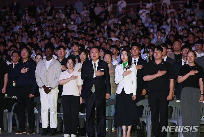 [부산=뉴시스] 홍효식 기자 = 윤석열 대통령과 부인 김건희 여사가 14일 부산 해운대구 영화의전당에서 열린 2023 청년의 날 기념식에서 국기에 대한 경례를 하고 있다. (대통령실통신사진기자단) 2023.09.14. yesphoto@newsis.com