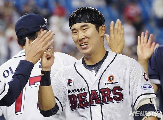 [서울=뉴시스] 김진아 기자 = 14일 서울 잠실야구장에서 열린 2023 KBO 리그 SSG 랜더스 대 두산 베어스 경기에서 두산이 3:2로 승리, 끝내기 안타를 친 허경민이 선수들과 기뻐하고 있다. 2023.09.14. bluesoda@newsis.com