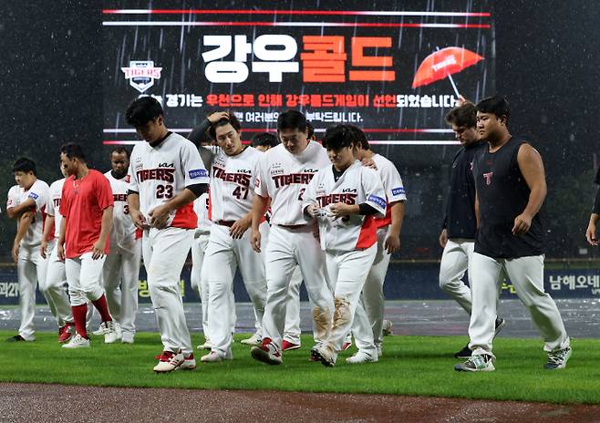 13일 광주 기아 챔피언스 필드에서 열린 프로야구 롯데 자이언츠와 KIA 타이거즈의 경기. 6회 강우 콜드로 패한 KIA 선수들이 팬들에게 인사한 뒤 그라운드를 벗어나고 있다. 연합뉴스