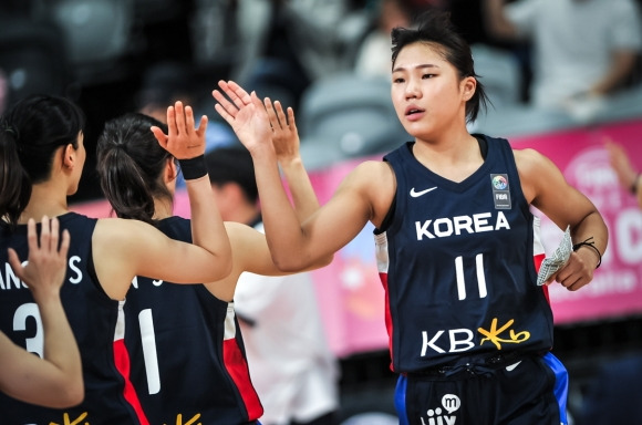 박지현이 지난 6월 27일 호주 시드니 올림픽파크 스포츠센터에서 열린 2023 국제농구연맹(FIBA) 여자 아시아컵 조별리그 레바논전에서 팀 동료와 하이파이브하고 있다. 대한농구협회 제공