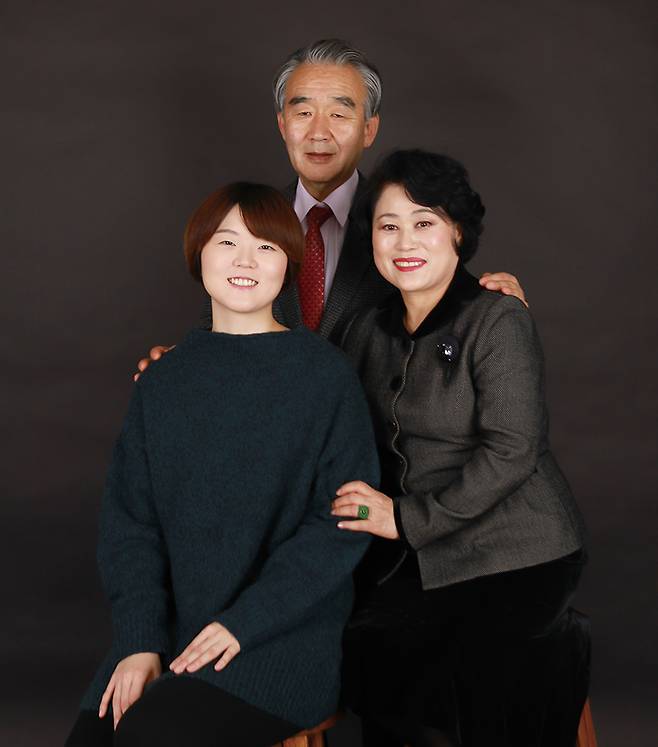 마민지 감독은 다큐멘터리 <버블 패밀리>를 촬영하면서 가족사진을 다시 찍었다. ⓒ출판사 클