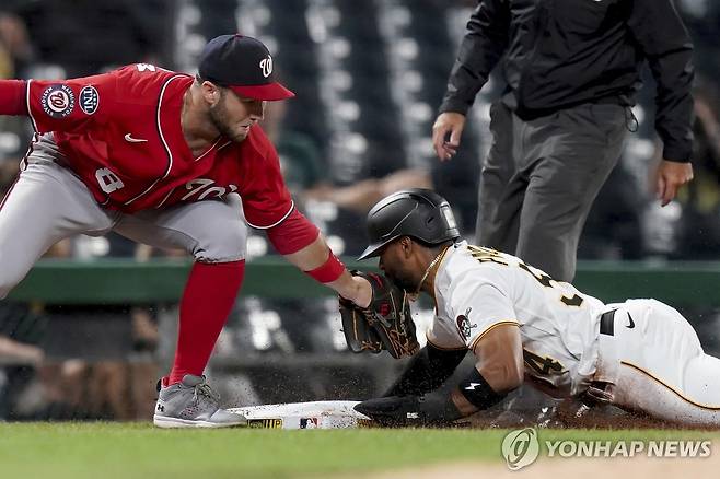 4회 상대의 실책으로 2루 도루에 이어 3루에 도착한 배지환 [AP=연합뉴스]