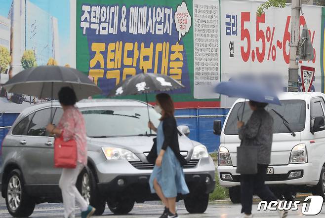 <자료 사진> 경기 수원시의 한 은행에 주택담보대출 관련 현수막이 걸려 있다. 2023.7.18/뉴스1 ⓒ News1 김영운 기자