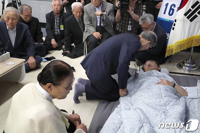 단식 16일 차를 맞는 이재명 더불어민주당 대표가 15일 오전 서울 여의도 국회 당 대표실을 찾은 종교계 및 시민사회단체 원로들과 대화를 나누고 있다. 2023.9.15/뉴스1 ⓒ News1 임세영 기자