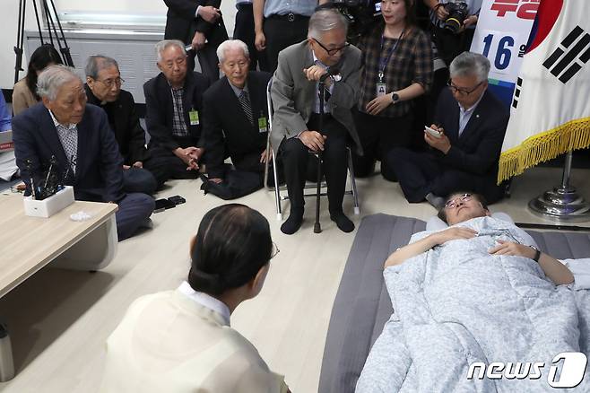 단식 16일 차를 맞는 이재명 더불어민주당 대표가 15일 오전 서울 여의도 국회 당 대표실을 찾은 종교계 및 시민사회단체 원로들과 대화하고 있다. 2023.9.15/뉴스1 ⓒ News1 임세영 기자