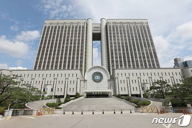 서울중앙지법 민사부 소속 판사 1명이 신종 코로나 바이러스 감염증(코로나19) 확진 판정을 받았다. 오는 21일 로 예정됐던 해당 재판부의 선고기일도 변경될 것으로 보인다. 사진은 19일 오전 서울 서초동 서울중앙지방법원 모습. 2021.7.19/뉴스1 ⓒ News1 박정호 기자