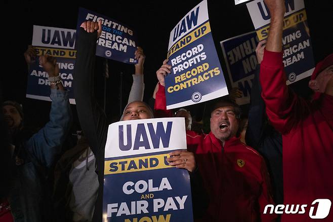 전미자동차노조(UAW) 3개 기업 동반 파업 돌입 ⓒ AFP=뉴스1