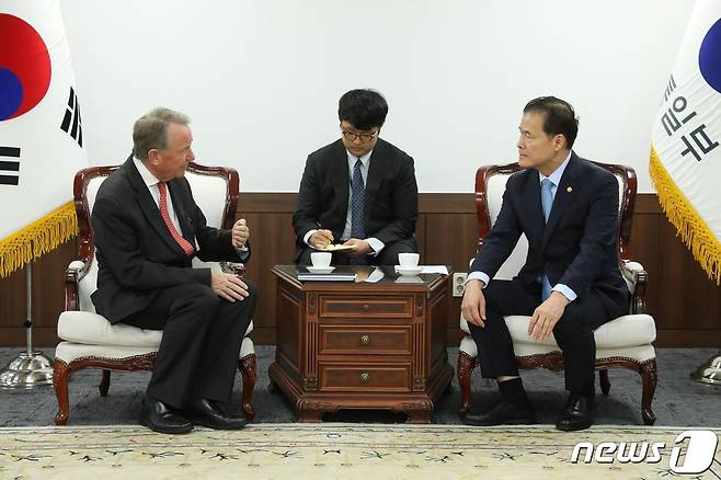 김영호 통일부 장관이 15일 서울 종로구 정부서울청사에서 데이비드 알톤 연국 상원의원과 면담하고 있다.(통일부 제공)