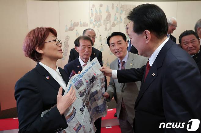 조연서 민단신문 부국장이 15일 용산 대통령실에서 열린 재일본대한민국민단 간담회에서 윤석열 대통령에게 윤 대통령 취임 1주년 특별 지면을 보여주고 있다. (대통령실 제공) 2023.9.15/뉴스1 ⓒ News1 안은나 기자