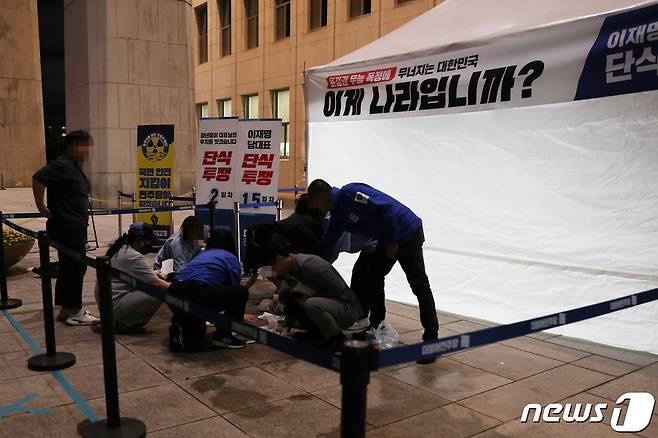 14일 오후 서울 여의도 국회 본관 앞 이재명 더불어민주당 대표 단식투쟁 천막 농성장에서 50대 A씨가 소란행위로 국회경비대의 제지를 받던 도중 흉기를 휘둘러 여경에게 상해를 입히는 사고가 발생했다.  (공동취재) 2023.9.14/뉴스1 ⓒ News1 임세영 기자