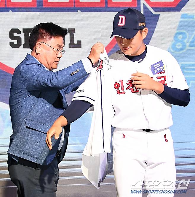 2024 KBO 신인 드래프트가 14일 웨스틴조선호텔 그랜드볼룸에서 열렸다. 두산에 1라운드 지명된 인천고 김택연에게 김태룡 단장이 유니폼을 입혀주고 있다. 박재만 기자pjm@sportschosun.com/2023.09.14/