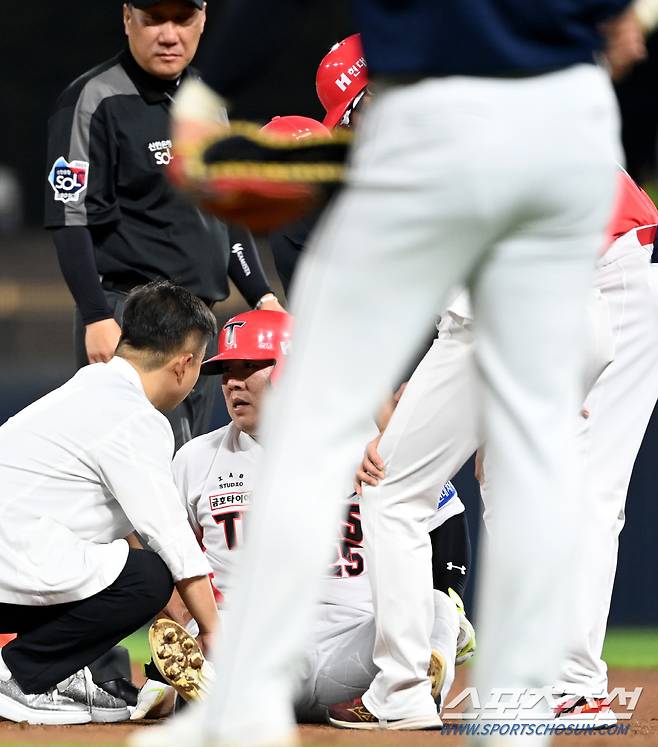 15일 광주KIA챔피언스필드에서 열린 두산과 KIA의 경기, 2회말 2사 2루 KIA 이우성이 내야땅볼을 치고 두산 3루수 악송구때 2루로 향하다 나광남 1루심과 충돌해 고통스러워하고 있다. 광주=허상욱 기자wook@sportschosun.com/2023.09.15/