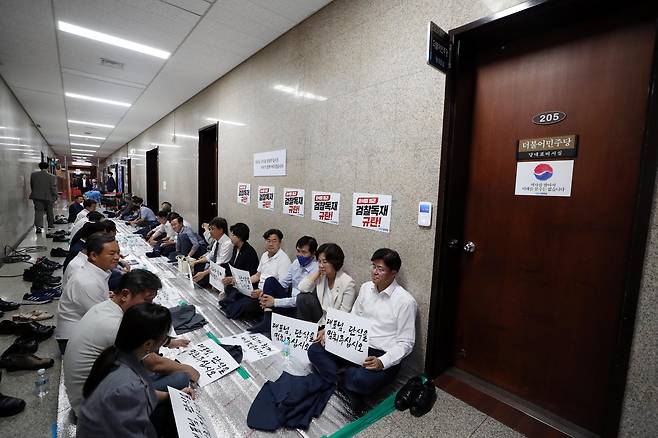 이재명 더불어민주당 대표 단식 16일차인 15일 오후 서울 여의도 국회 민주당 대표실 앞에서 민주당 의원들과 원외지역위원장들이 이 대표의 단식중단을 호소하고 있다. /뉴스1