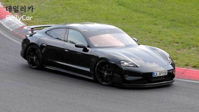 포르쉐, 신형 타이칸 스파이샷 (출처 오토익스프레스)