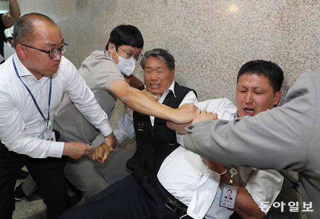 순식간에 벌어진 돌발 자해시도는 국회 방호과 직원들과 민주당 당직자들의 재빠른 대응으로  제압됐다. 이훈구 기자 ufo@donga.com