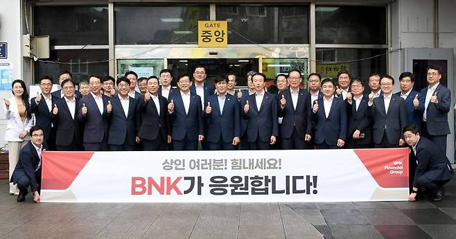 BNK금융그룹이 지역 전통시장과 수산업의 매력을 알리고 시민들의 방문 및 이용 활성화를 돕기 위해 임직원들과 함께 부산 자갈치시장을 방문해 시장물품을 구매하고 식사를 하며 지역 상인들에게 응원의 메시지를 전했다. BNK금융그룹 제공