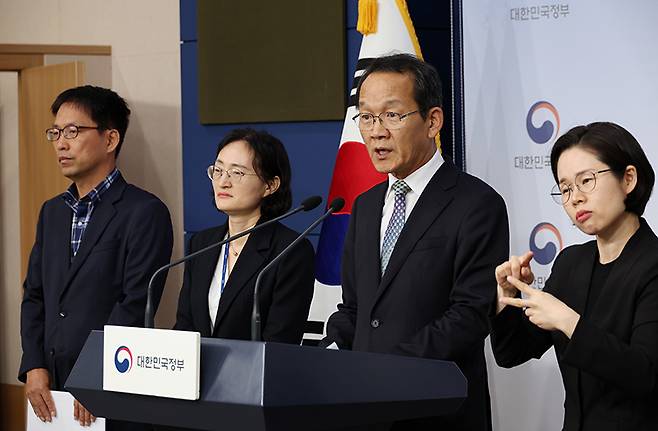 15일 정부서울청사 별관 브리핑룸에서 김연석 교육부 책임교육정책실장이 ‘교원 마음건강 회복 지원 방안’을 발표하고 있다. (사진=교육부)