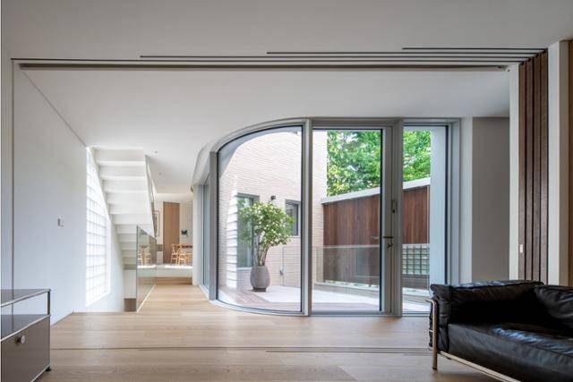 주택의 중심 격인 중정이 'ㄷ' 자 사이에 배치되고, 마당에는 녹음만 보이는 나무 문을 조성해 프라이버시를 확보했다. 김용성 건축사진작가 제공