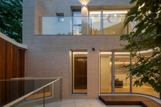 1, 2층 모두 중정을 바라보며 곡선으로 흐르는 창문을 배치해 아늑한 분위기를 연출했다. 김용성 건축사진작가 제공